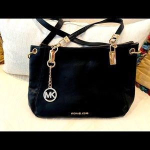 Black Michael Kors purse. Beautiful well preserved purse.